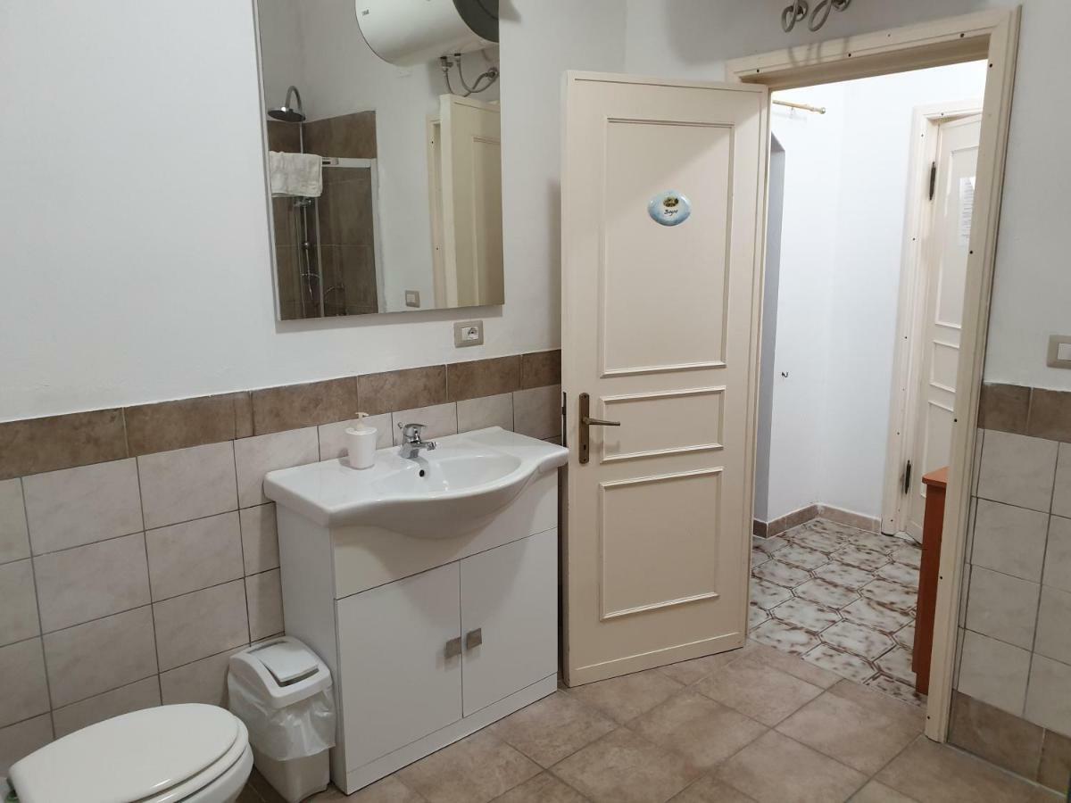 Guest House Tra Rocce E Mare ラ・マッダレーナ エクステリア 写真